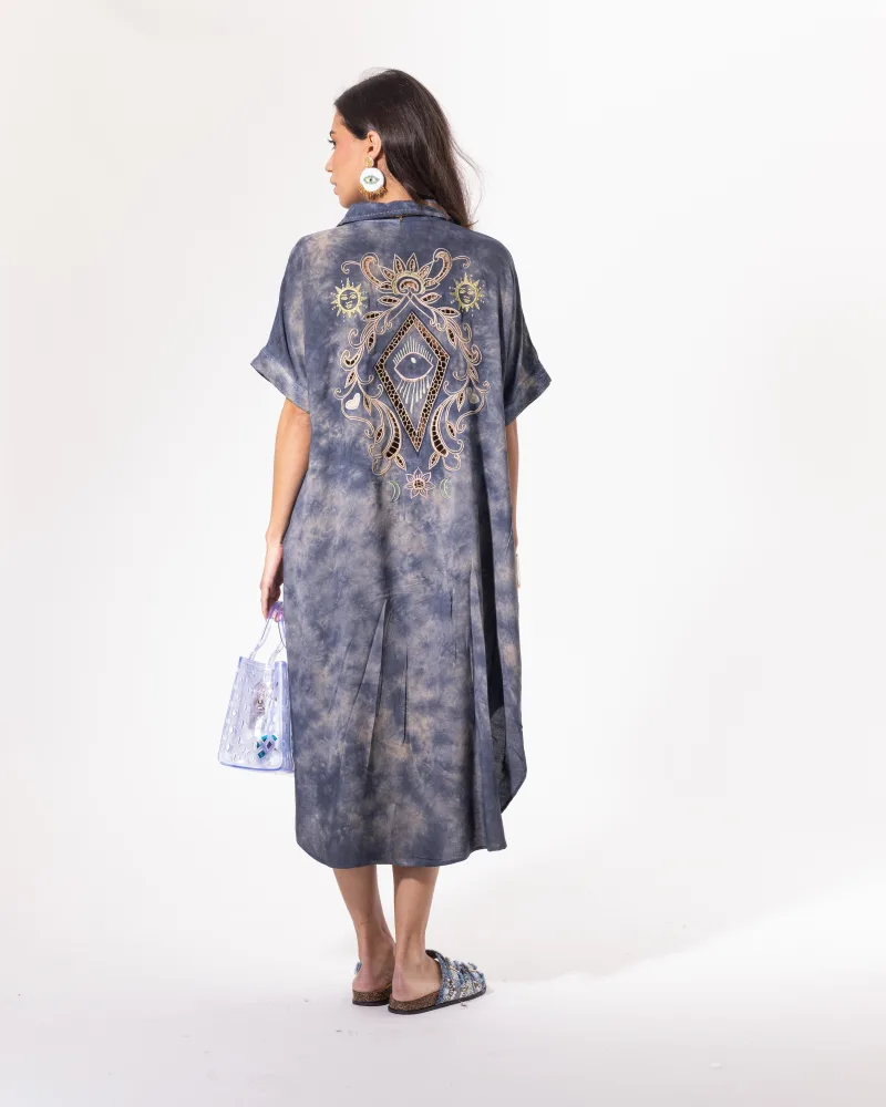 Mannequin portant lla robe brodée bleu gris de Licorne Passion