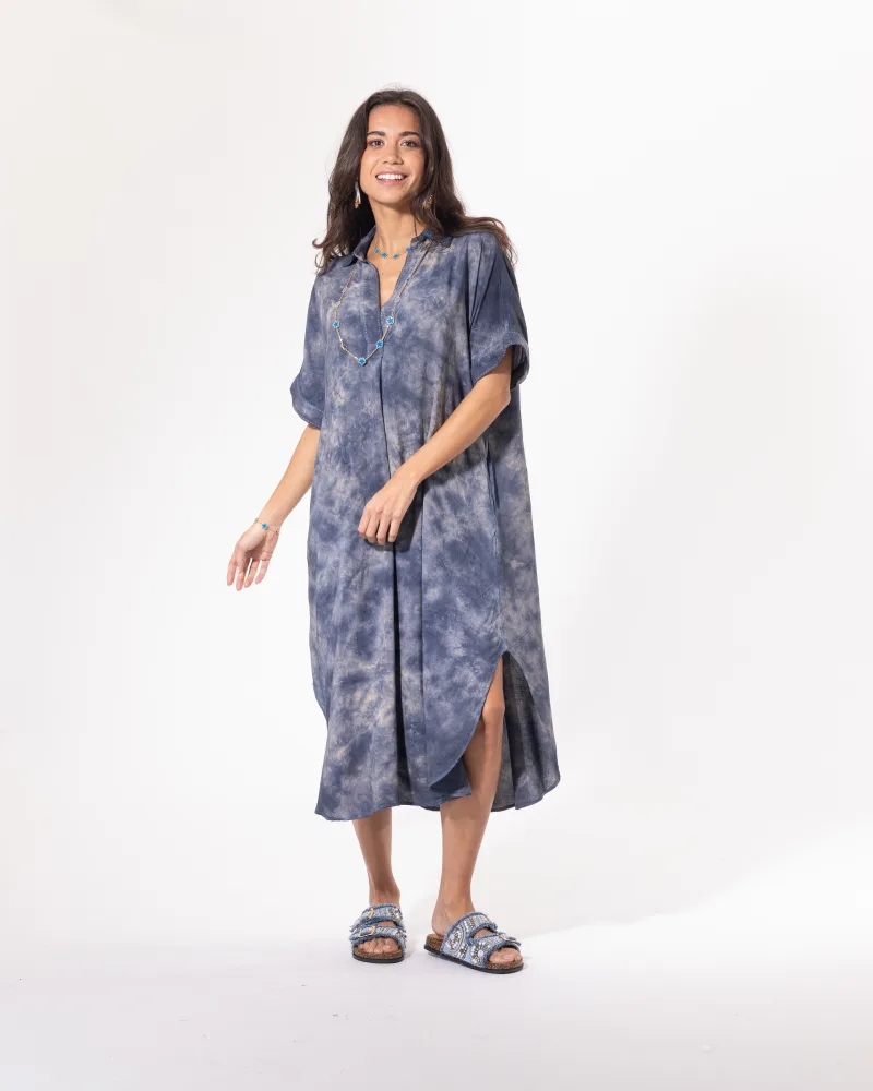 Mannequin portant la robe brodée bleu gris